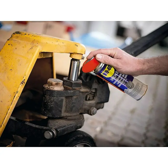 WD-40 Specialist PTFE-Trockenschmiermittel Smart Straw - 300 ml - WD-40 SPECIALIST Trockenschmierspray wird auf eine gelbe Hebebühne aufgetragen, um die Bewegung zu verbessern und Rost zu verhindern.