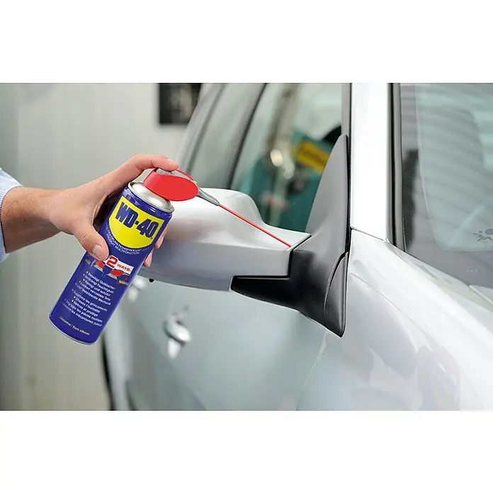 WD-40 Multiöl Smart Straw - 200 ml - WD-40 wird auf den Seitenspiegel eines Autos gesprüht, um ihn zu schmieren oder zu reinigen. Ein praktisches Mehrzweckprodukt für die Autopflege.