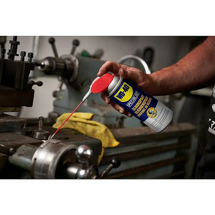 WD-40 Specialist Silikonspray Smart Straw - 300 ml - Sprühdose WD-40 Specialist Silikonspray bei der Anwendung an einer Drehmaschine für reibungslose Bewegungen.