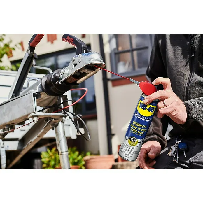 WD-40 Specialist Ketten-Sprühfett - 300 ml - Eine Dose WD-40 Specialist Sprühfett wird auf eine Anhängerkupplung gesprüht, um sie zu warten und zu schmieren.