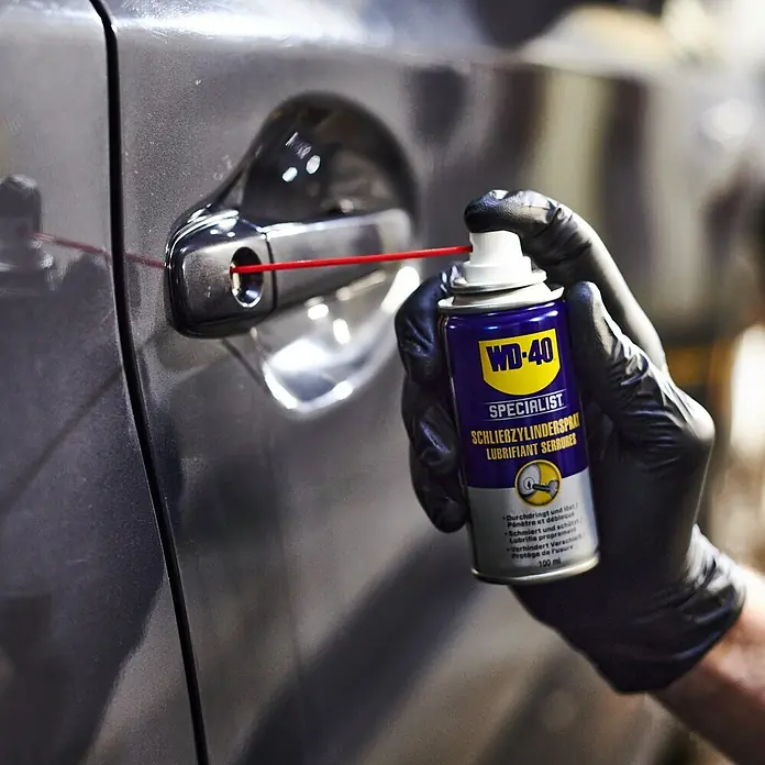 WD-40 Specialist Schließzylinderspray Classic - 100 ml - WD-40 Spezialist Schließzylinderspray wird auf ein Autoschloss aufgetragen.