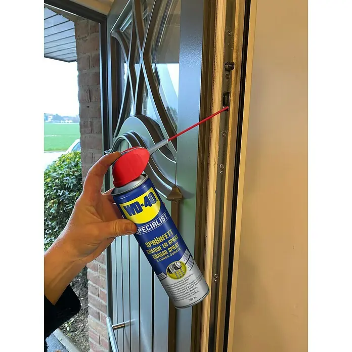 WD-40 Specialist Ketten-Sprühfett - 300 ml - Ein Sprühdose WD-40 Specialist Sprühfett wird verwendet, um ein Türschloss zu schmieren.