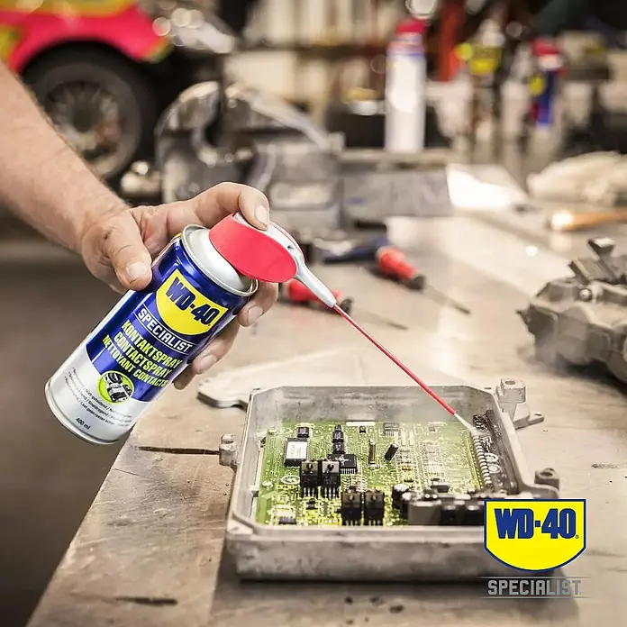 WD-40 Specialist Kontaktspray Smart Straw - 300 ml - WD-40 Specialist Kontaktspray wird auf eine elektronische Platine gesprüht, um Kontakte zu reinigen und die Leistung zu verbessern.