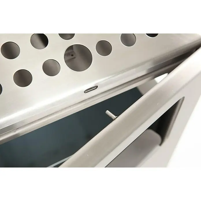 Proregal Asche-Mülleimer Quadratisch aus Edelstahl - 70 l, Edelstahl, Silber - Detailansicht eines silberfarbenen Edelstahl-Abfallbehälters mit Lochmuster, hervorstechend durch seine robuste Bauweise und das moderne Design.