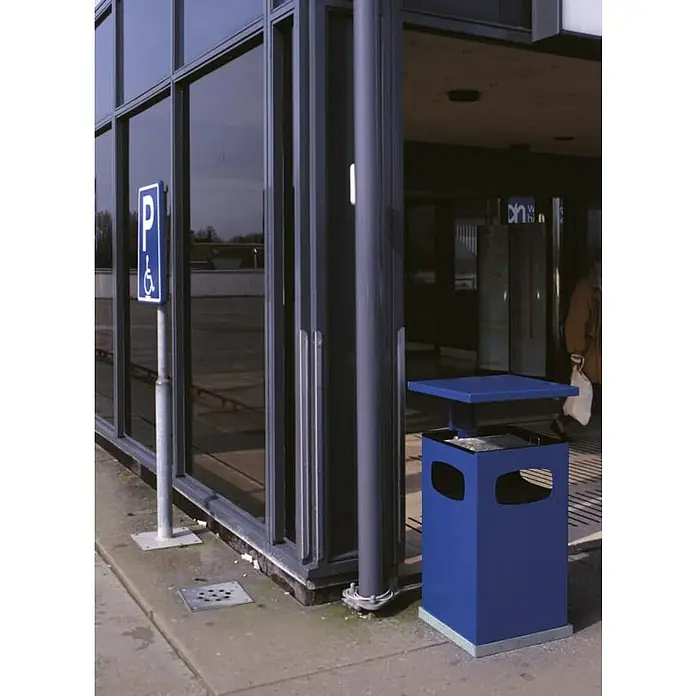 Proregal Asche-Mülleimer Metall mit abnehmbarem Dach - 80 l, Metall, Blau - Blauer Aschenbecher mit quadratischem Deckel vor einem modernen Gebäude. Ideal für den Außenbereich, robust und stilvoll.