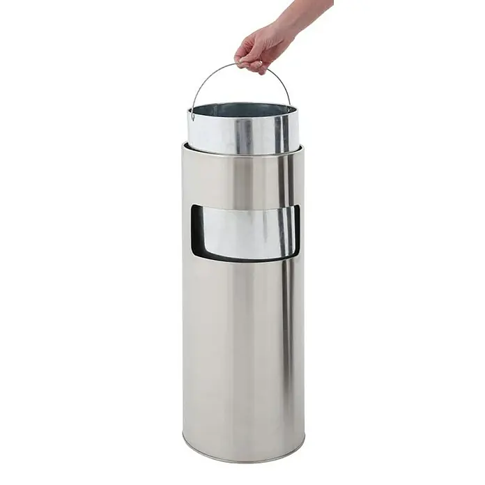 Proregal Asche-Mülleimer Rund - 12,5 l, Edelstahl, Edelstahl / Silber - Ein silberfarbener, zylindrischer Aschenbecher mit herausnehmbarem Eimer wird von einer Hand gehalten, um die Reinigung zu demonstrieren.