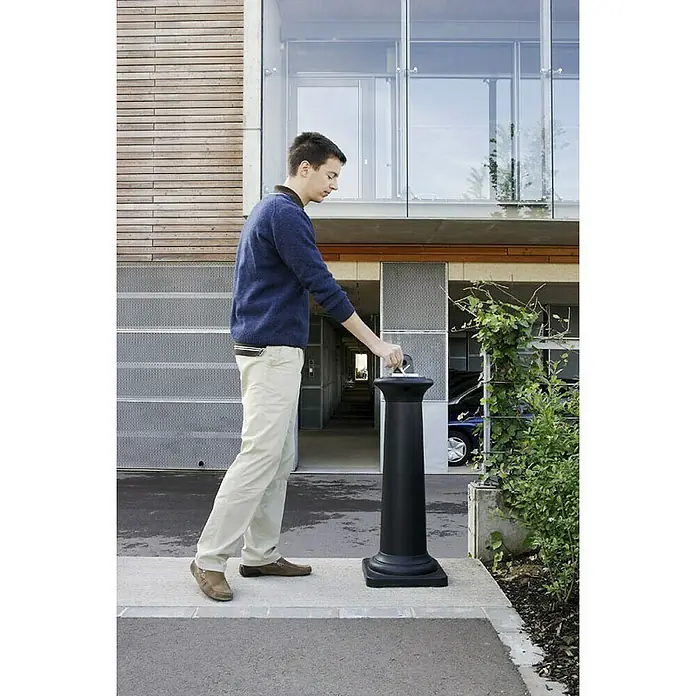 Proregal Asche-Mülleimer Rubbermaid Standaschenbecher mit Stahl-Inneneimer - Kunststoff, Schwarz - Der stilvolle, schwarze Säulen-Aschenbecher ist eine elegante Lösung für Raucherbereiche im Freien. Ideal für stilvolle Sauberkeit.