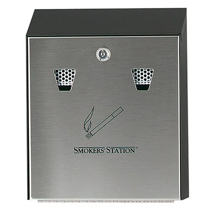 Proregal Asche-Mülleimer Rubbermaid Edelstahl mit feubeständigem Inneneimer aus Stahl - Edelstahl, Silber - Ein silberner "Smokers' Station" Aschenbecher mit einem schwarzen Oberteil und zwei Löchern zur Entsorgung.