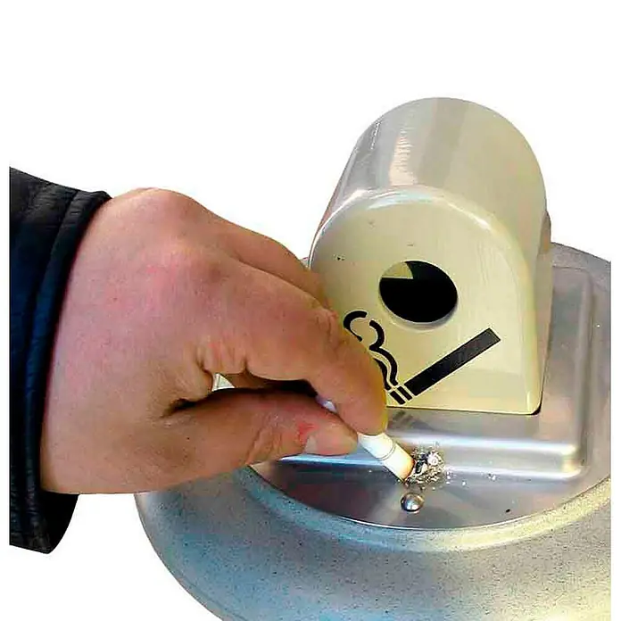 Proregal Asche-Mülleimer Rubbermaid Standaschenbecher mit Stahl-Inneneimer - Kunststoff, Beige - Person schnippt Zigarette in einem Aschenbecher aus Metall mit einem stilisierten Rauchsymbol.