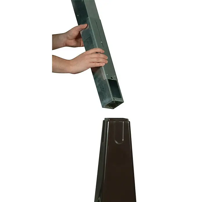 Proregal Asche-Mülleimer Rubbermaid Standaschenbecher mit Stahl-Inneneimer - Kunststoff, Schwarz - Das Bild zeigt ein silbernes, rechteckiges Metallrohr, das über einem braunen, pyramidenförmigen Sockel gehalten wird.