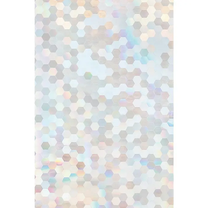D-c-fix Static Glasfolie Rainbow Hexagon - 150 x 45 cm, Transluzent, Statisch haftend - Weißes hexagonales Fliesenmuster mit subtilen Regenbogenfarben, ideal für moderne Innenräume.