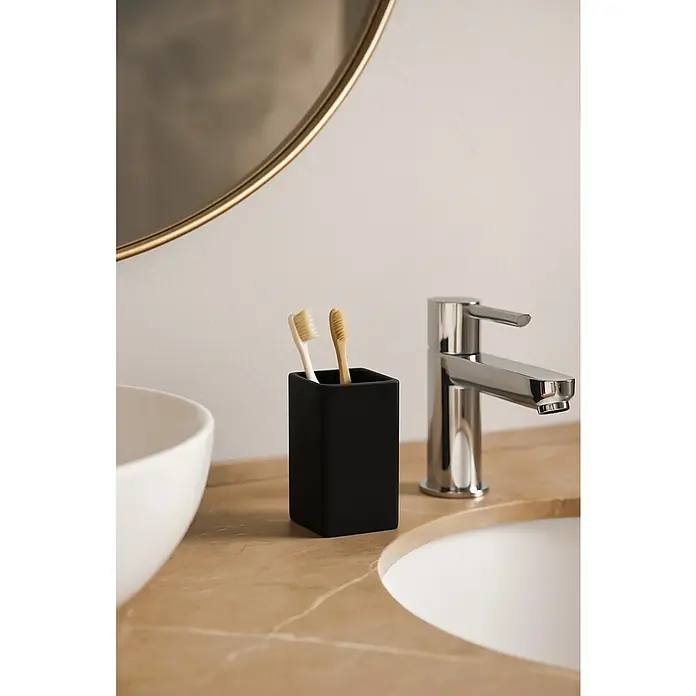 Spirella Portacepillos Quadro-matt - L x An x Al: 65 x 65 x 105 cm, Cerámica - Soporte para cepillos de dientes negro y cuadrado con dos cepillos de dientes al lado. Un moderno grifo de baño y un espejo redondo complementan la imagen.