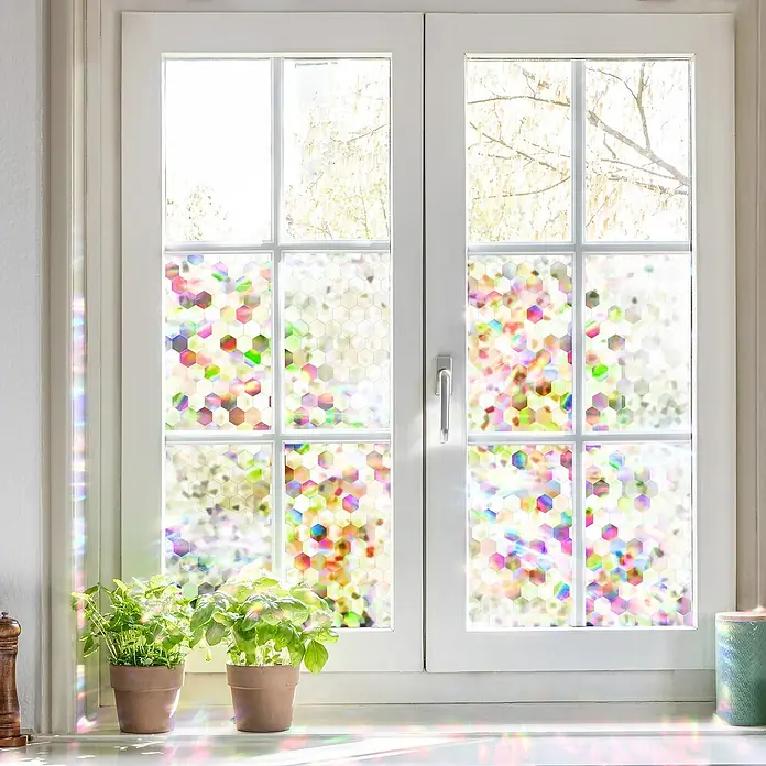 D-c-fix Static Glasfolie Rainbow Hexagon - 150 x 45 cm, Transluzent, Statisch haftend - Fensterfolie mit bunten Hexagon-Muster, die Privatsphäre bietet und gleichzeitig Licht hereinlässt. Ideal für dekorative Fenstergestaltung.