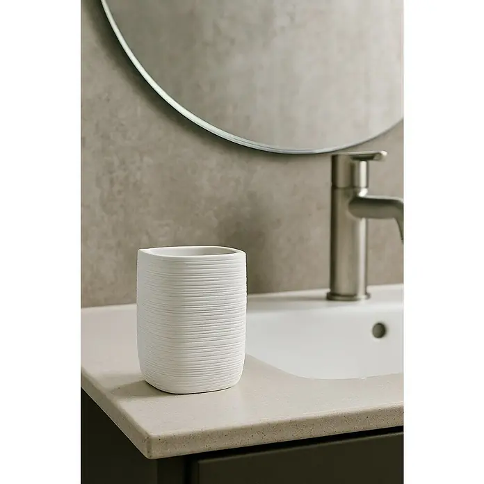 Bath Stage B-Kubic Portacepillos - L x An x Al: 10 x 10 x 35 cm, Plástico - Primer plano de un baño moderno con un vaso blanco acanalado, un lavabo y un grifo plateado frente a un espejo.