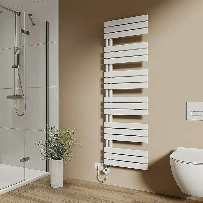 Emke Elektro-Badheizkörper Flachrohr Handtuchwärmer Calida - B x H: 50 x 160 cm - Ein moderner, weißer Handtuchwärmer hängt an der Wand eines Badezimmers, neben einer Toilette und einer Glasdusche.
