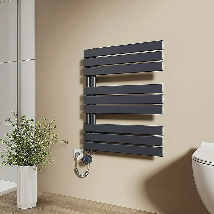 Emke Elektro-Badheizkörper Flachrohr Handtuchwärmer Calida - B x H: 60 x 76 cm - Ein grauer, horizontaler Handtuchwärmer hängt an einer beigen Badezimmerwand. Er ist mit einem elektronischen Thermostat ausgestattet.