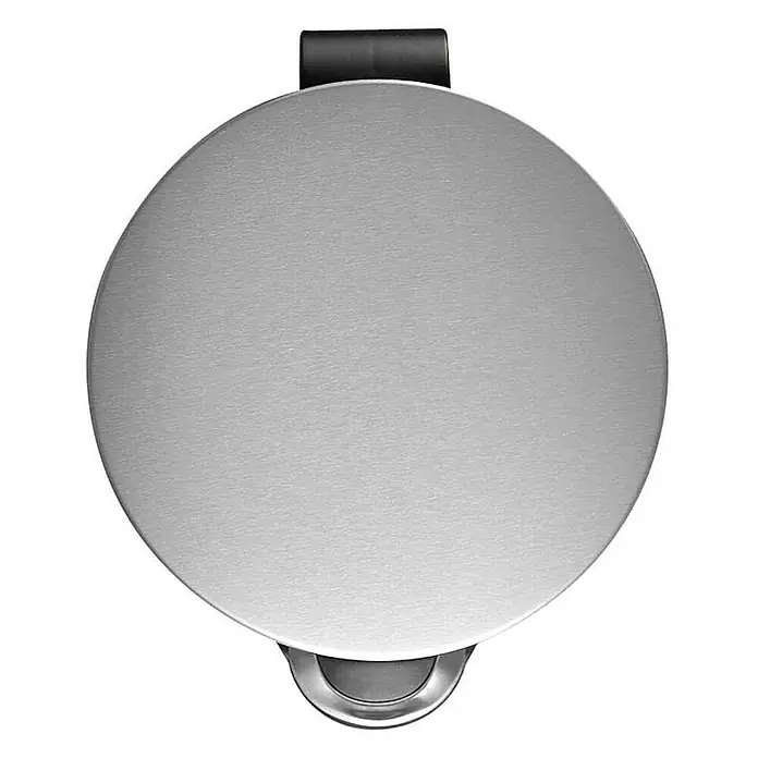 Proregal Treteimer - 8 l, Edelstahl, Matt Edelstahl - Nahaufnahme eines runden silbernen Mülleimerdeckels mit schwarzem Griff, der das elegante Design und die Funktionalität hervorhebt.