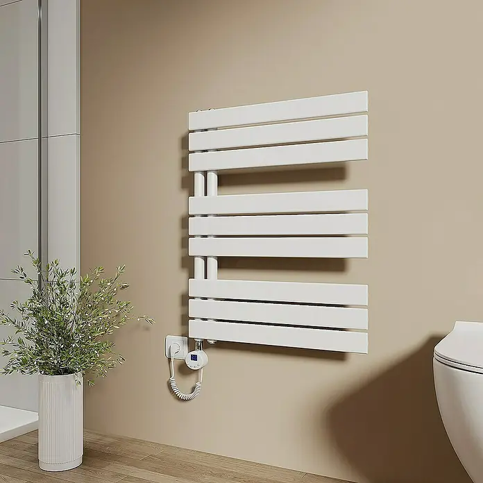 Emke Elektro-Badheizkörper Flachrohr Handtuchwärmer Calida - B x H: 60 x 76 cm - Ein moderner, weißer Handtuchwärmer hängt an einer beigen Wand und bietet stilvolle Wärme im Badezimmer.