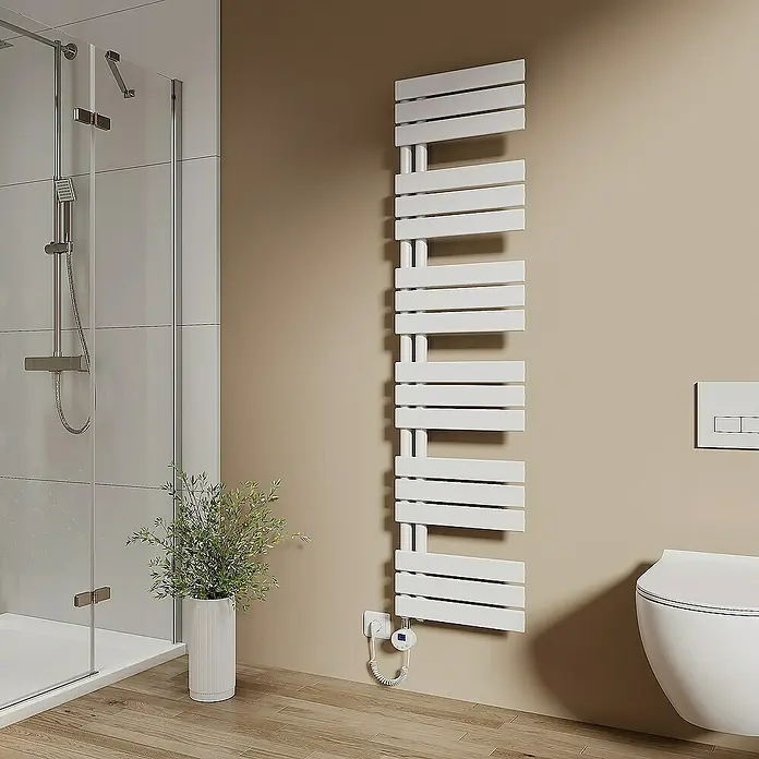 Emke Elektro-Badheizkörper Flachrohr Handtuchwärmer Calida - B x H: 40 x 160 cm - Badezimmeransicht mit einem weißen Handtuchwärmer an der Wand, neben einer Toilette und einer Dusche.