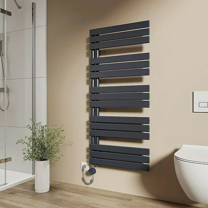 Emke Elektro-Badheizkörper Flachrohr Handtuchwärmer Calida - B x H: 60 x 132 cm - Ein moderner, grauer Heizkörper hängt an einer beigen Wand in einem Badezimmer. Der Heizkörper ist ein Blickfang.