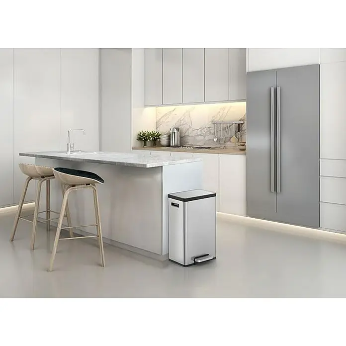 Proregal Treteimer - 30 l, Edelstahl, Silber - Bild eines modernen Küchenraums mit Fokus auf einem freistehenden, rechteckigen Edelstahl-Abfalleimer mit Fußpedal unter der Kücheninsel.