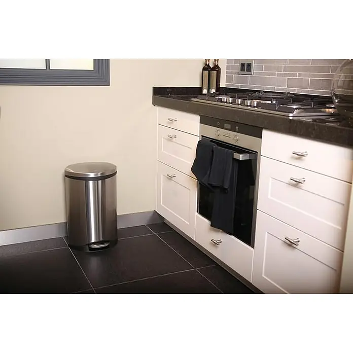 Proregal Treteimer Auffallender muschelförmiger Treteimer - 18 l, Edelstahl, Edelstahl / Silber - Ein moderner, runder Edelstahl-Treteimer in einer stilvollen Küche, der Funktionalität und Design vereint.