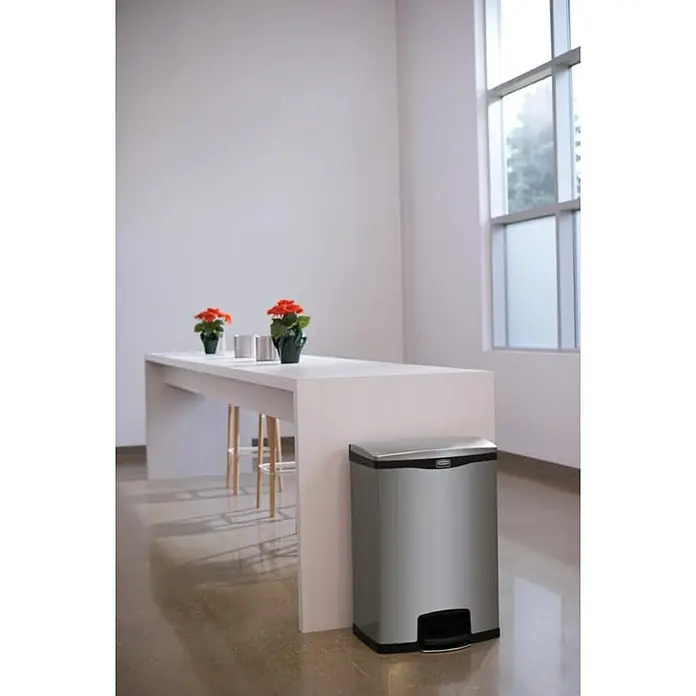 Proregal Treteimer - 40 l, Edelstahl, Edelstahl - Edelstahl-Treteimer neben einem weißen Tisch mit Blumen und Hockern. Stilvolles und praktisches Design für moderne Räume.