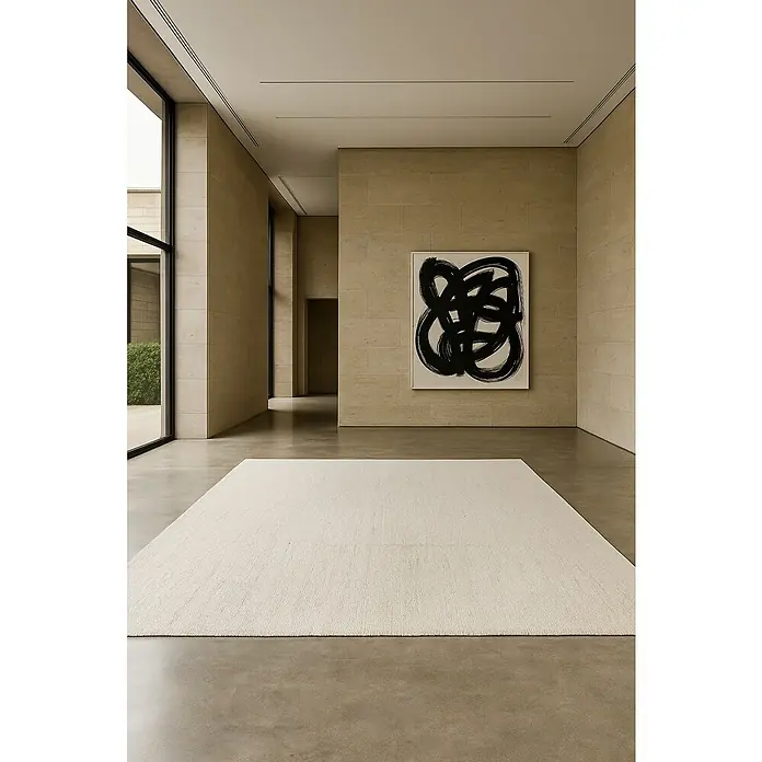 Alfombra de yute Córdoba - Blanco, 400 x 300 cm, 100% yute - Una alfombra rectangular de color crema está colocada en una habitación con una obra de arte en la pared. El diseño moderno de la alfombra complementa la decoración minimalista.
