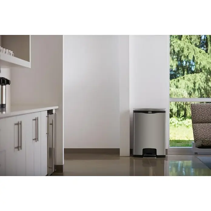 Proregal Treteimer - 40 l, Edelstahl, Edelstahl - Ein stilvoller, silberner Mülleimer mit Fußpedal steht in einem hellen Raum, perfekt für Büro oder Küche. Praktische Abfallentsorgung vereint mit modernem Design.
