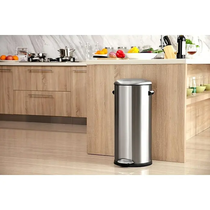 Proregal Treteimer Retro Treteimer mit markanten Griffen und Kugelkappe - 30 l, Kunststoff, Silber - Ein Edelstahl-Treteimer steht in einer modernen Küche, ideal für Abfallentsorgung mit Stil. Der Mülleimer ist ein funktionales Küchenaccessoire.