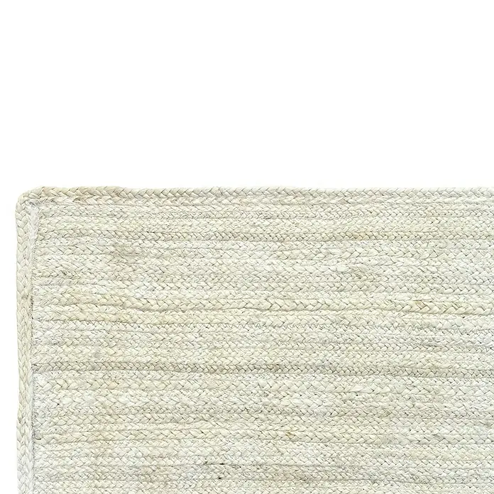 Alfombra de yute Nazar - Blanco, 300 x 250 cm - Primer plano de una alfombra tejida en un color claro con un borde trenzado, mostrando una textura natural.
