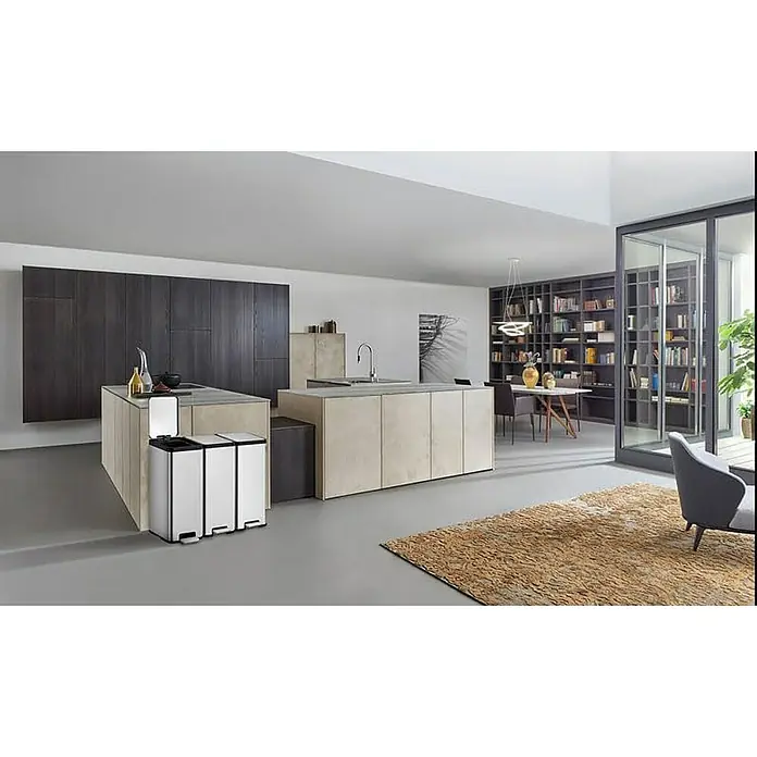 Proregal Treteimer Kompakter und funktionaler Treteimer aus mattgrauem Edelstahl - 45 l, Edelstahl, Silber - Ein moderner Küchenbereich mit einer eleganten Mülltrennungseinheit, die sich nahtlos in das Design integriert und für Ordnung sorgt.