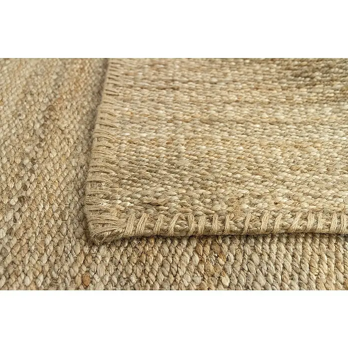 Alfombra de yute Córdoba - Natural, 360 x 220 cm, 100% yute - Primer plano de una alfombra de yute beige con un rústico patrón de tejido y costura decorativa. Ideal para un toque natural.