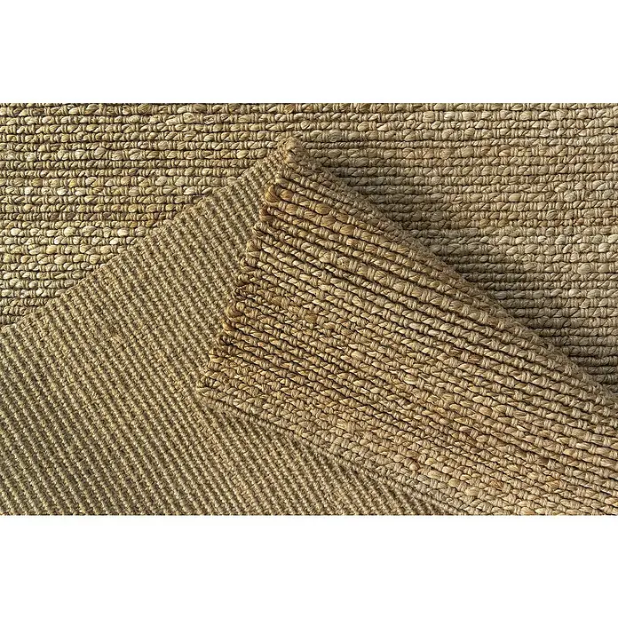 Alfombra de yute Málaga - Natural, 350 x 250 cm, 100% yute - Un primer plano muestra una alfombra tejida hecha de yute natural, exhibiendo texturas cálidas y terrosas y un diseño robusto.