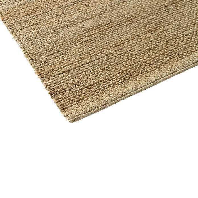 Alfombra de yute Málaga - Natural, 350 x 250 cm, 100% yute - Primer plano de una alfombra de yute natural con una fina textura de tejido y tonos cálidos y terrosos. Perfecto para un toque acogedor.