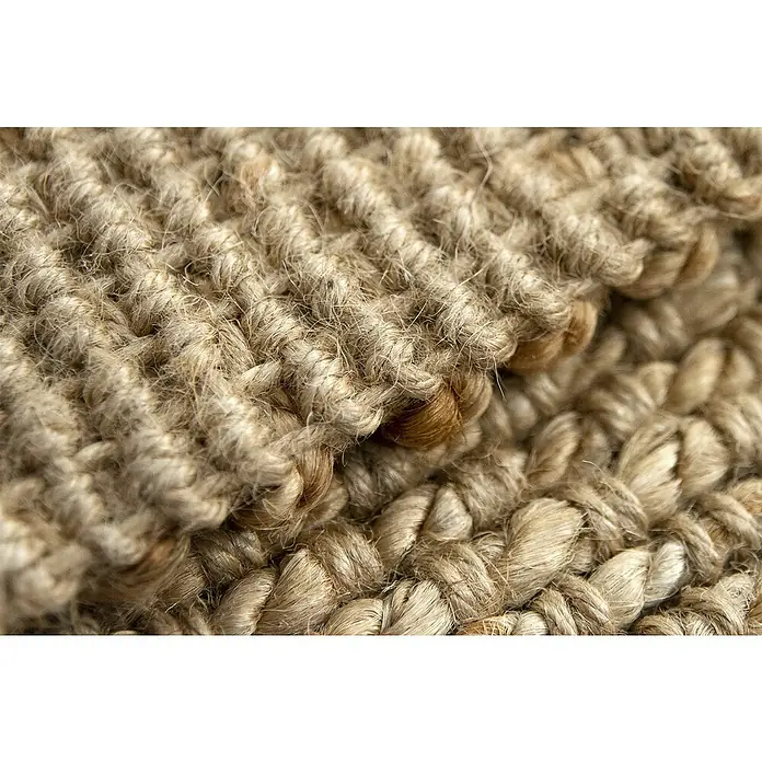Alfombra de yute Málaga - Natural, 350 x 250 cm, 100% yute - Primer plano de una alfombra tejida de fibra natural, que muestra una textura cálida y rústica con detalles intrincados.