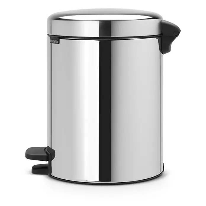 Proregal Treteimer Brabantia Klassischer Tretmülleimer mit Soft-Verschluss - 5 l, Metall, Edelstahl - Silberner Tretabfalleimer aus Stahl mit schwarzem Pedal und schwarzem Griff. Das Produkt ist schlicht, modern und funktional.