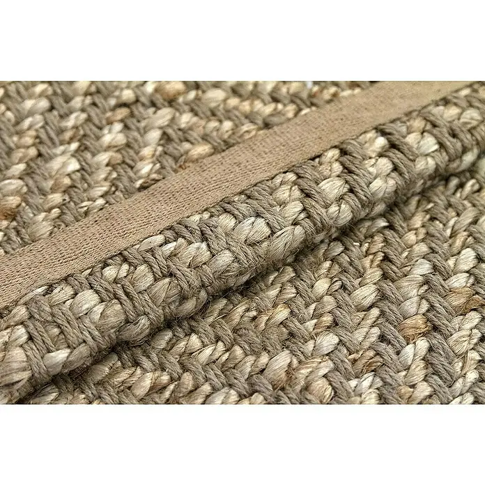 Alfombra de yute Alcázar - Natural, 250 x 250 cm, 100% yute - Primer plano de una alfombra tejida de fibra natural con un borde marrón, destacando la textura y el diseño.