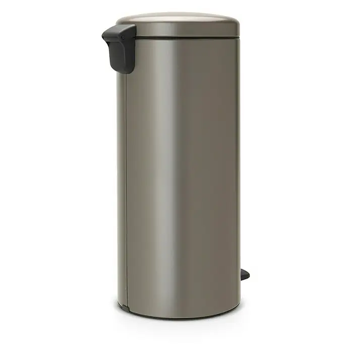 Proregal Treteimer Brabantia Klassischer Tretmülleimer mit Soft-Verschluss - 30 l, Metall, Platin - Ein schlanker, grauer Treteimer mit einem schwarzen Pedal und einem Griff an der Seite, ideal für stilvolle Abfallentsorgung im Haushalt.