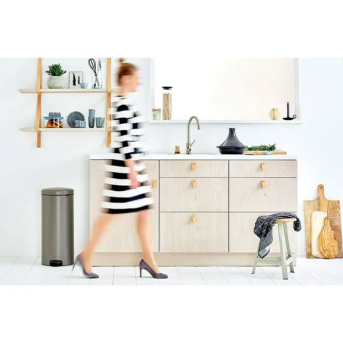 Proregal Treteimer Brabantia Klassischer Tretmülleimer mit Soft-Verschluss - 30 l, Metall, Platin - Moderne Küche mit Edelstahl-Abfalleimer. Der graue Treteimer mit Fußpedal fügt sich elegant in die Kücheneinrichtung ein.
