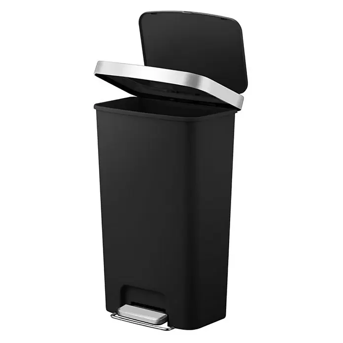 Proregal Treteimer Funktionale Treteimer aus Kunststoff mit Soft-Close-Deckel - 45 l, Kunststoff, Schwarz - Ein schwarzer, rechteckiger Treteimer mit silbernem Deckelrand und Pedal, der für eine hygienische Abfallentsorgung konzipiert ist.