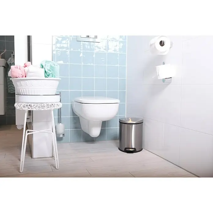 Proregal Treteimer Dreieckiger Treteimer mit Kunstoffinneneimer & gedämpft schließendem Deckel - 5 l, Edelstahl, Silber - Ein Badezimmer mit einer Toilette, einem Mülleimer und einem Regal mit Handtüchern. Das blaue Fliesendesign verleiht dem Raum eine frische Note.