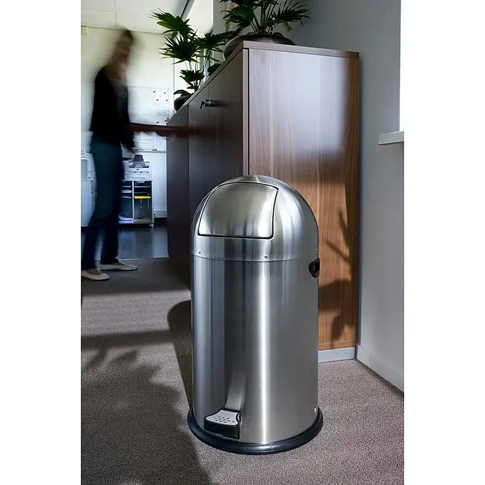 Proregal Treteimer - 33 l, Edelstahl, Edelstahl - Ein moderner, silberfarbener Treteimer mit abgerundetem Deckel steht in einem Büro.