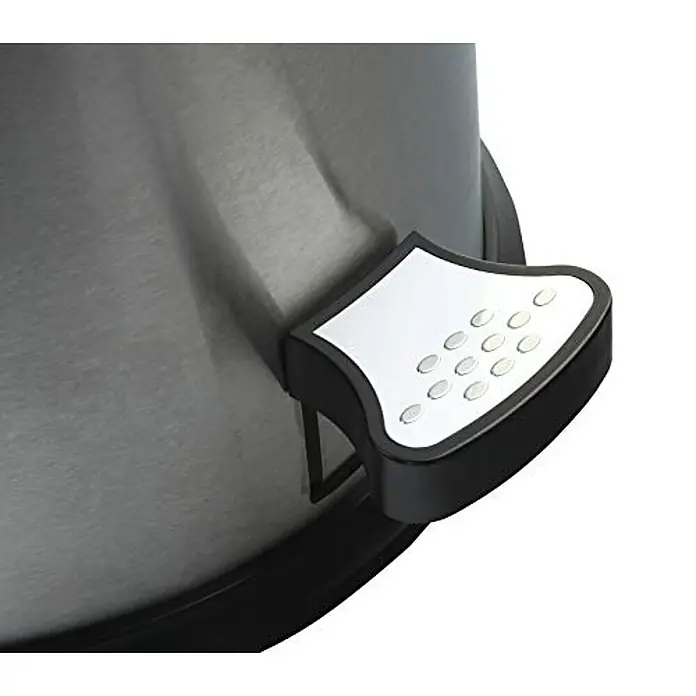 Proregal Treteimer - 33 l, Edelstahl, Edelstahl - Detailansicht eines Edelstahl-Abfalleimers mit einem schwarzen Pedal, das mit kleinen, runden Noppen versehen ist.