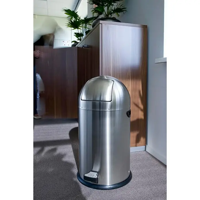 Proregal Treteimer - 33 l, Edelstahl, Edelstahl - Ein schlanker, silberner Treteimer aus Edelstahl, der sich perfekt für Büros oder moderne Wohnräume eignet. Er ist hygienisch und einfach zu bedienen.