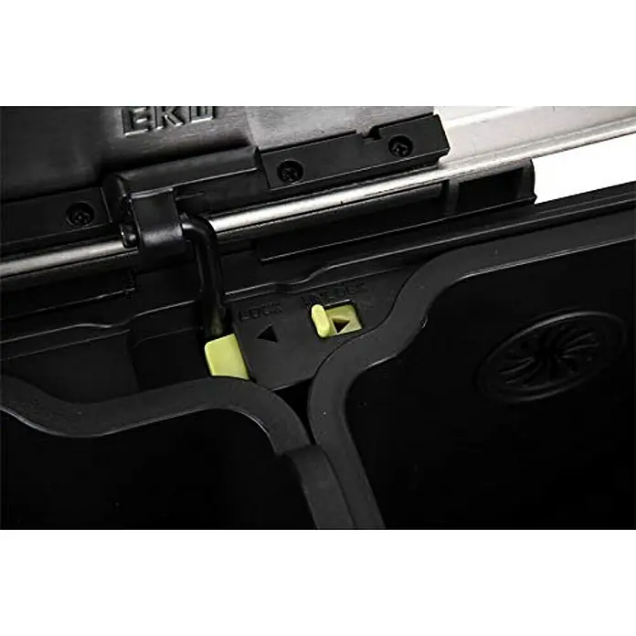 Proregal Treteimer Stilvoller rechteckiger Treteimer mit extra breitem Pedal - 19 l, Edelstahl, Schwarz, Deckel Edelstahl - Nahaufnahme eines EKO Aufbewahrungsbehälters mit Verriegelungsmechanismus in Gelb und Schwarz, der die hochwertige Verarbeitung zeigt.