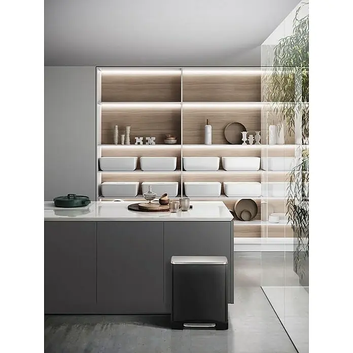 Proregal Treteimer Stilvoller rechteckiger Treteimer mit extra breitem Pedal - 19 l, Edelstahl, Schwarz, Deckel Edelstahl - Moderner Küchenbereich mit einem grauen Simplehuman Mülleimer mit Fußpedal und einem weißen Deckel unter der Küchentheke.