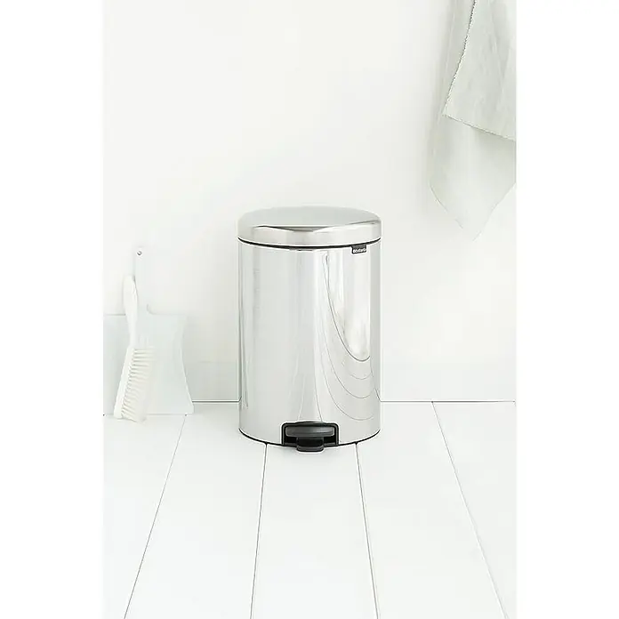 Proregal Treteimer Brabantia Klassischer Tretmülleimer mit Soft-Verschluss - 20 l, Metall, Edelstahl - Silberner Treteimer von Brabantia, ideal für Badezimmer oder Küche, mit elegantem Design und robustem Pedalmechanismus.