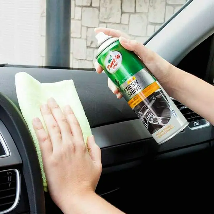 Turtle Wax Spray para salpicadero - Vainilla, 500 ml - Cuidado interior con Turtle Wax Fresh Shine: una persona limpia el tablero de un automóvil con un paño verde y un spray Fresh Shine.