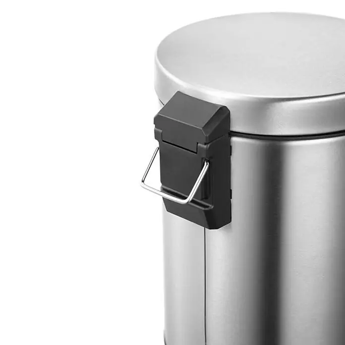 Proregal Treteimer Runder Tretabfallsammler mit herausnehmbaren Kunststoff-Inneneimer - 5 l, Metall, Matt Silber - Nahaufnahme eines silbernen Tretabfalleimers mit schwarzem Deckel und Griff. Der Fokus liegt auf dem eleganten Design des Abfalleimers.